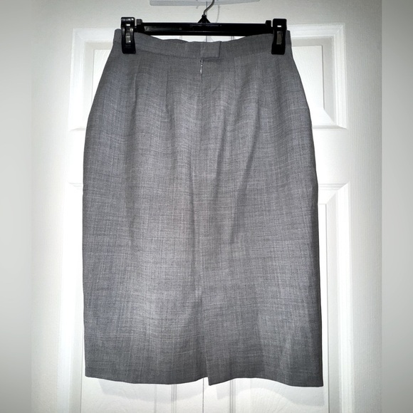 BURBERRY vintage Gray Women's pencil Skirt. Made in Italy!  Size I 40/US 4 VGUC - Picture 2 of 13